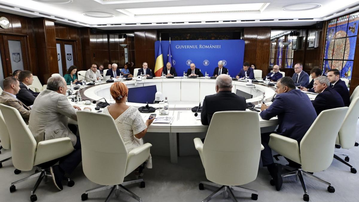 sedinta de coalitie pentru concedierile din administratie surse primarii vor sa decida ei daca dau sau nu oameni afara