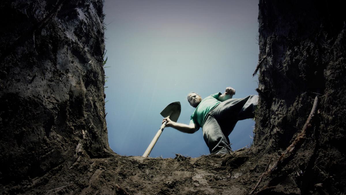 astfel de ascunzatori ar putea fi peste tot in europa rusia pregatea atacuri in polonia explozibilii erau ingropati in cimitire