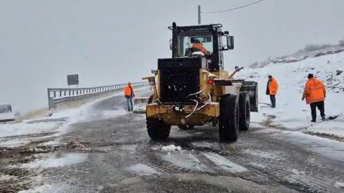circulatia pe transalpina a fost inchisa din nou din cauza ninsorilor viscolul a format si gheata