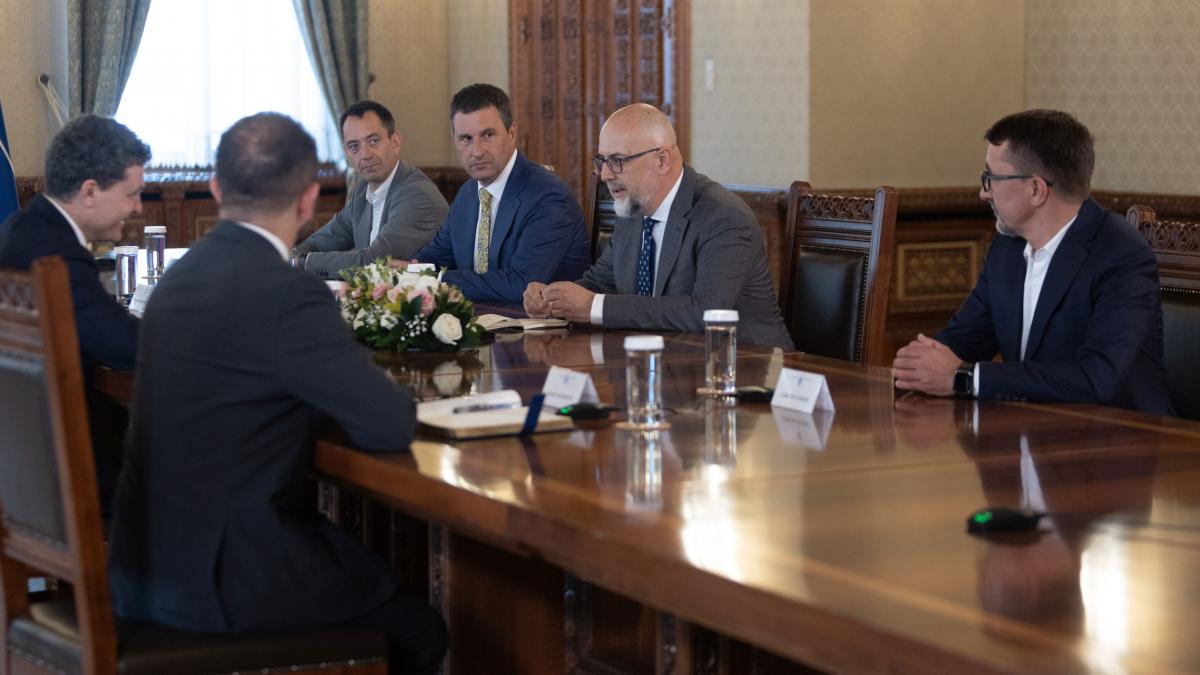 kelemen hunor nicusor dan este un om onest vrea sa inteleaga problemele si sa gaseasca solutii rolul de mediator e foarte important