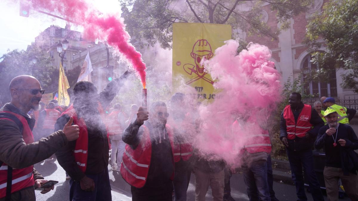 noi proteste uriase in franta peste 300 000 de manifestanti ies in strada din cauza taierilor elevii blocheaza liceele