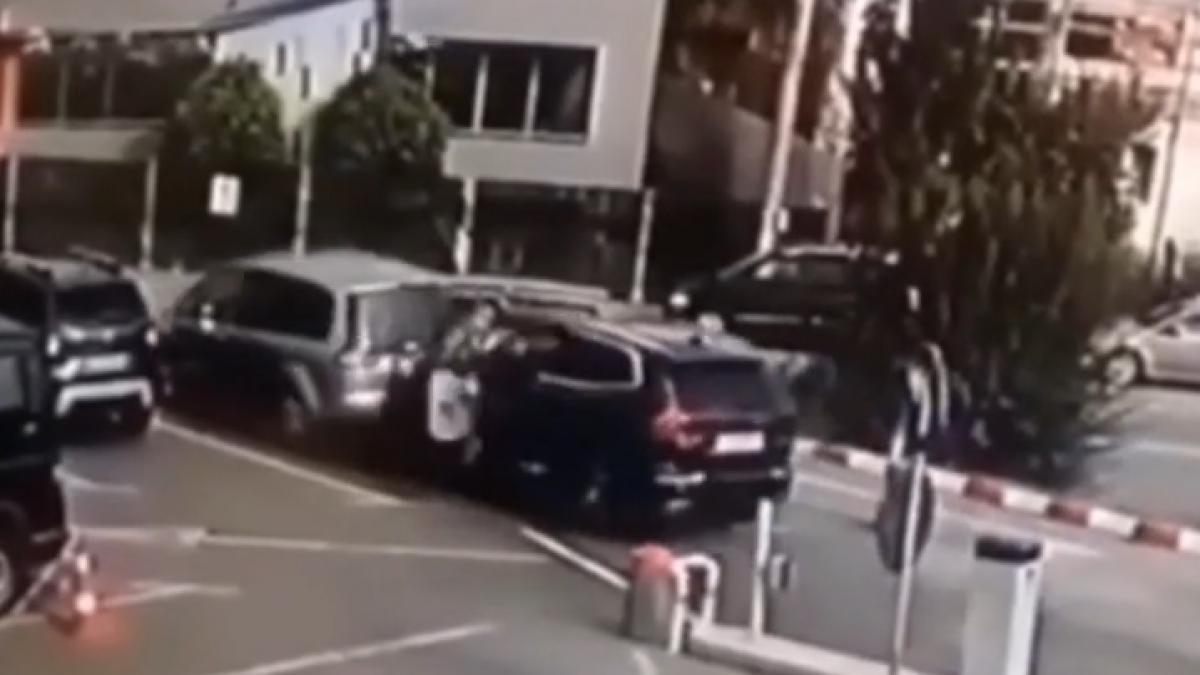 o soferita a facut prapad in parcarea unui mall din targu jiu cum a ajuns sa distruga bariera si sa loveasca alte masini