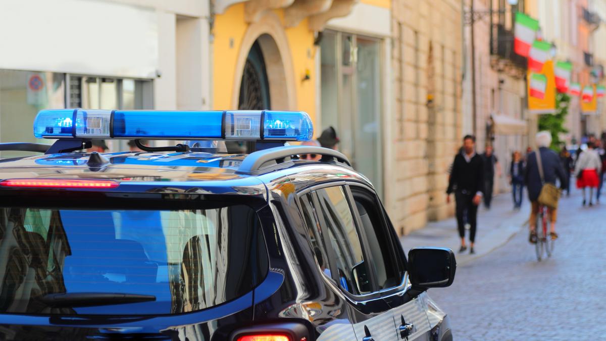 roman din italia prins ca dadea amenzi false carabinierii au deschis o ancheta pentru a descoperi intreaga retea