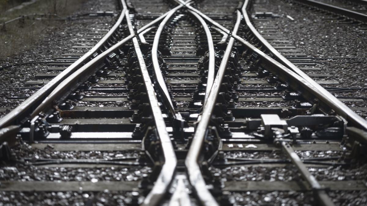 sapte barbati au furat o sina de cale ferata si motorina de la cfr au fost retinuti de politie