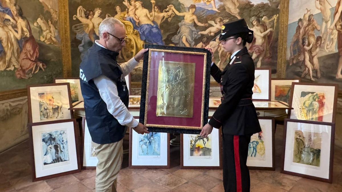 scandal la o expozitie dali din italia politistii au confiscat peste 20 de lucrari