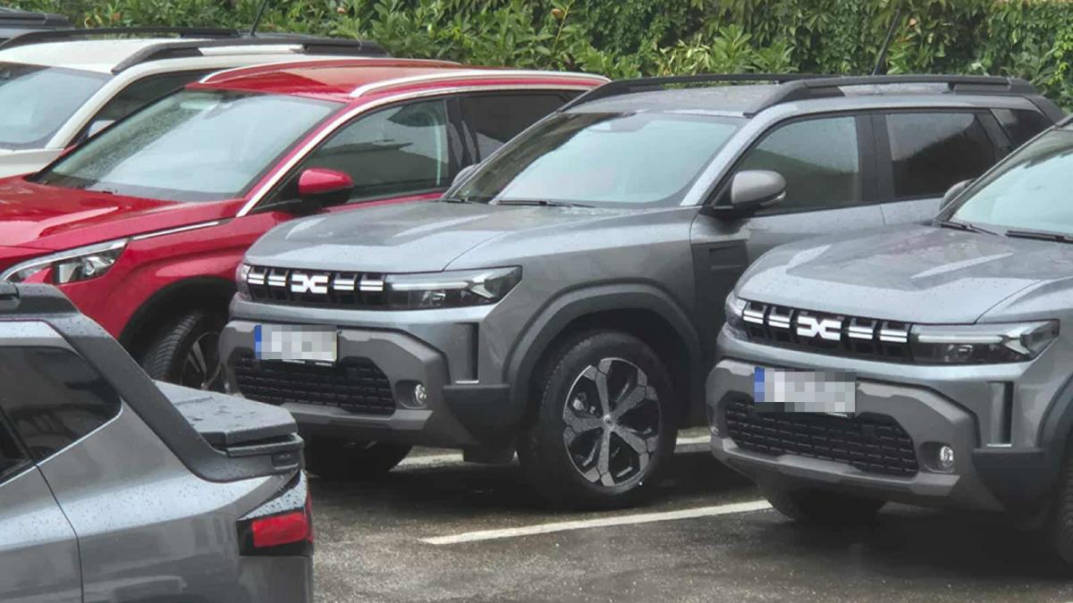 sindicalistii de la guvern il acuza pe mihai jurca ca a cumparat 17 masini noi pentru consilierii de stat desi este austeritate