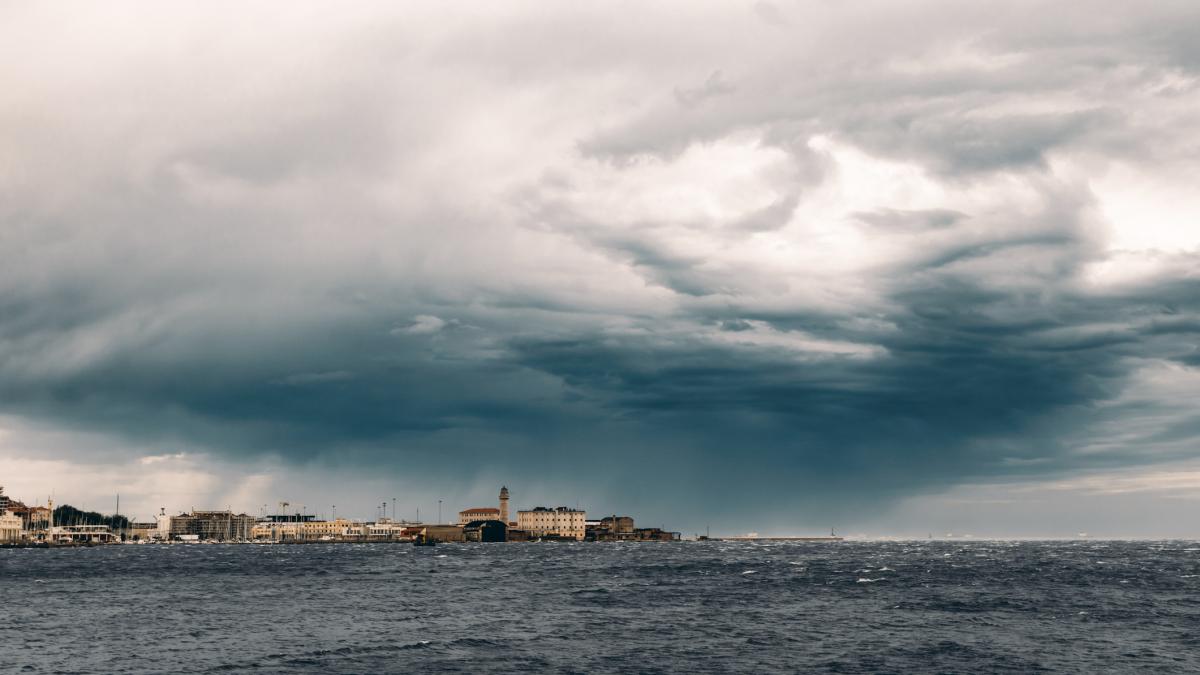 nori deasupra unui oraș port din italia