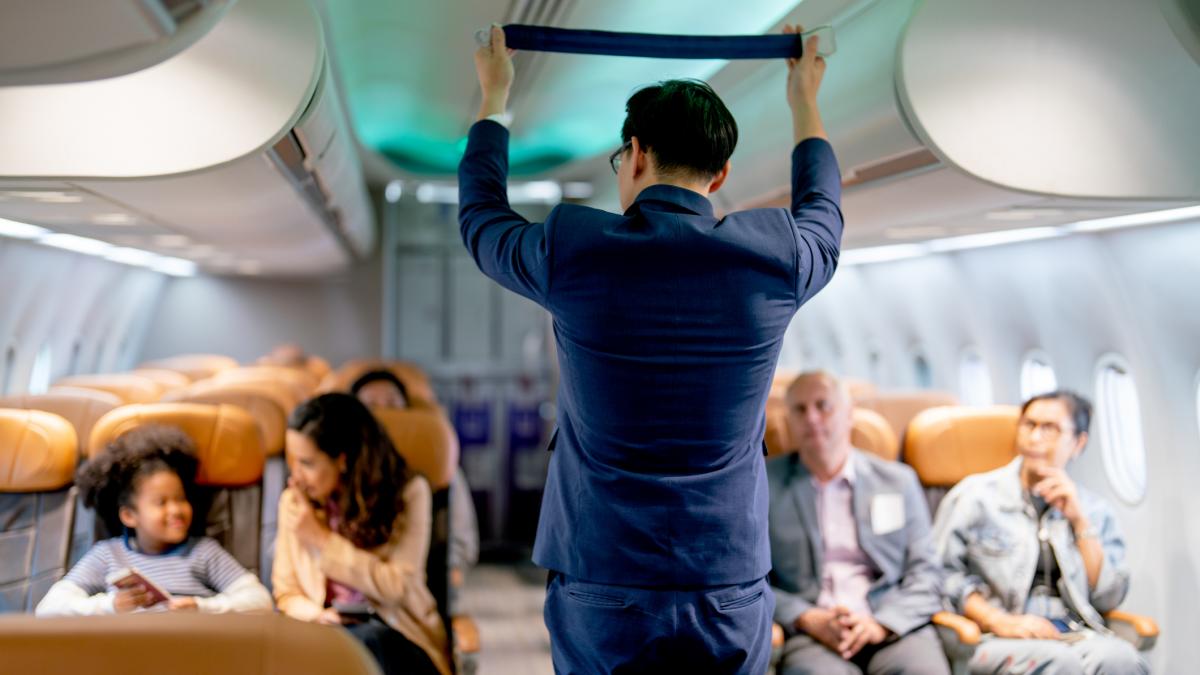 un insotitor de bord a furat masiv din avioane tigari parfumuri si lozuri si a reusit sa adune o avere