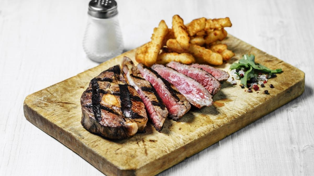 un restaurant a devenit popular in italia pentru ca serveste un singur fel de mancare oamenii stau la coada cu orele