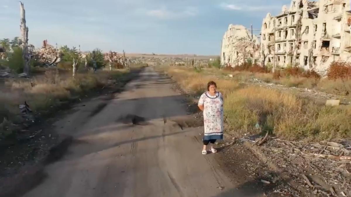 imagini socante din orasul eliberat de rusi galina singura femeie ramasa din cei peste 10 000 de locuitori