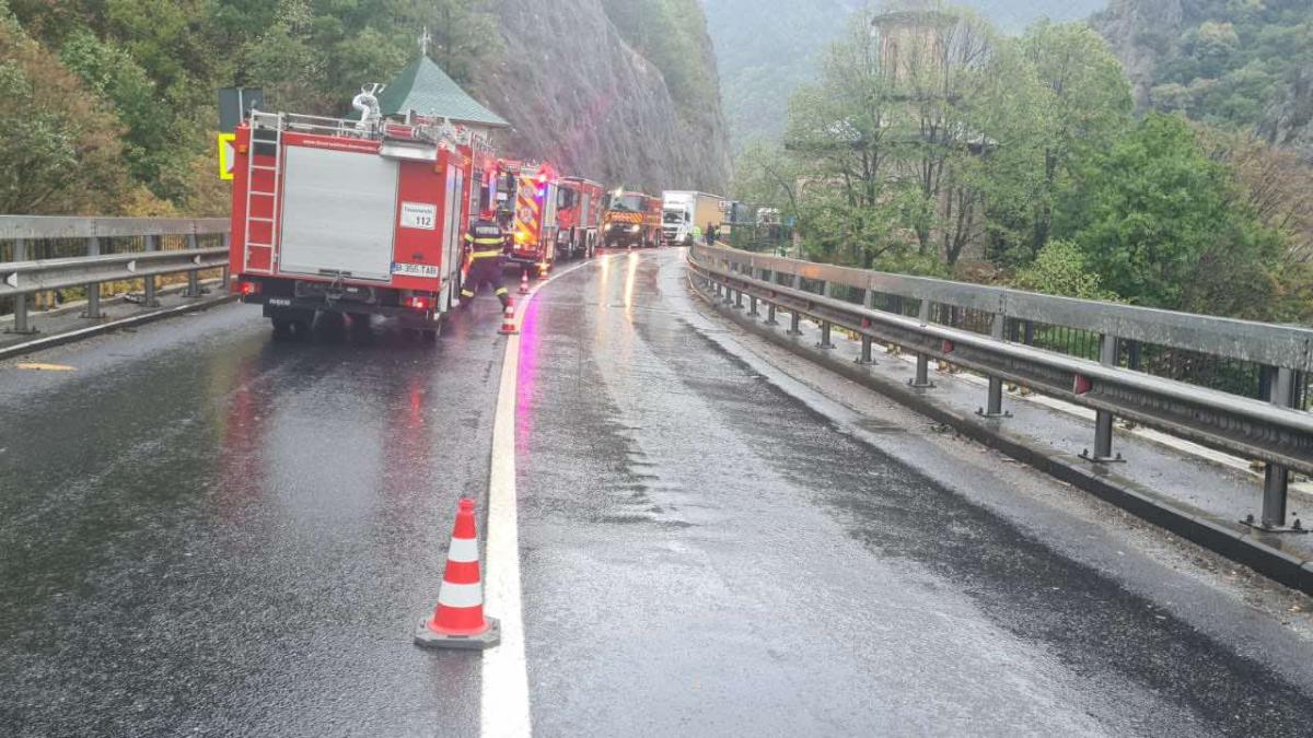 incendiu la manastirea cozia veche din valcea traficul e blocat pe valea oltului