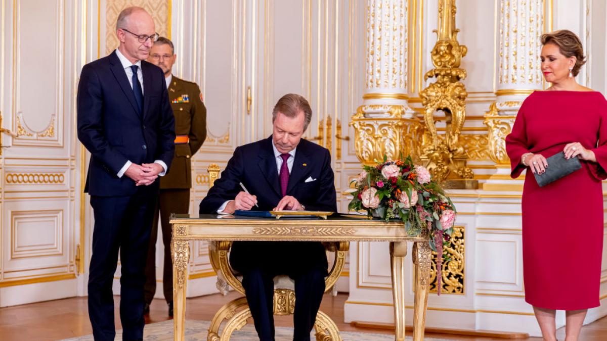 marele duce henri al luxemburgului a abdicat si l a lasat pe tron pe fiul sau guillaume