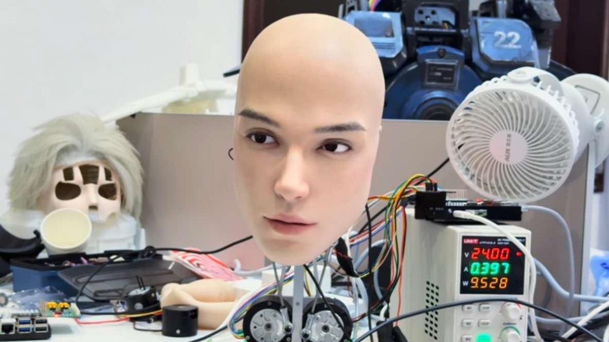 o companie din china a dezvoltat o fata de robot care da fiori elf clipeste observa si imita expresiile faciale ale unui om