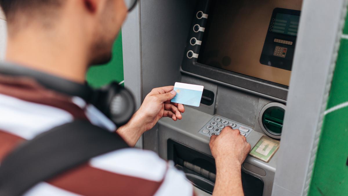 un barbat a primit din greseala un salariu de 330 de ori mai mare compania i a cerut inapoi banii dar el a refuzat si a demisionat