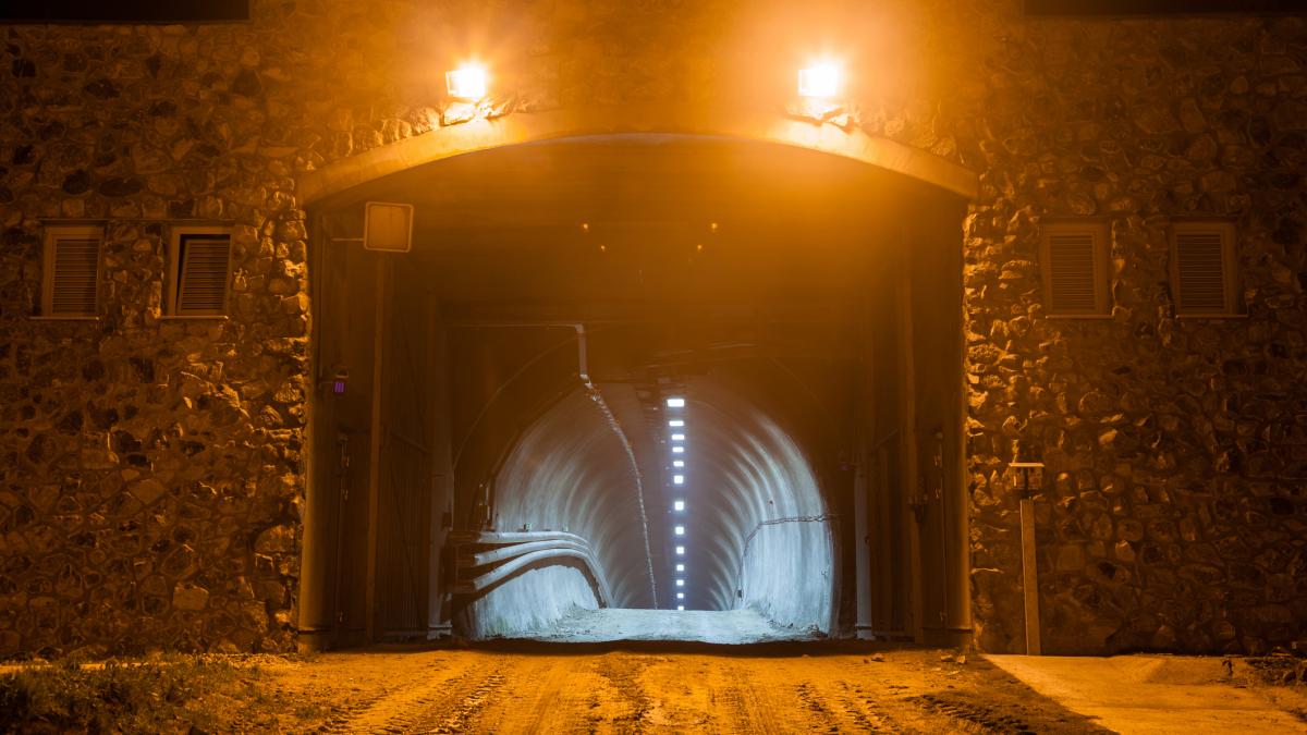 un centru de date se construieste intr o mina activa din muntii dolomiti este primul din europa construit la 100 de metri sub pamant