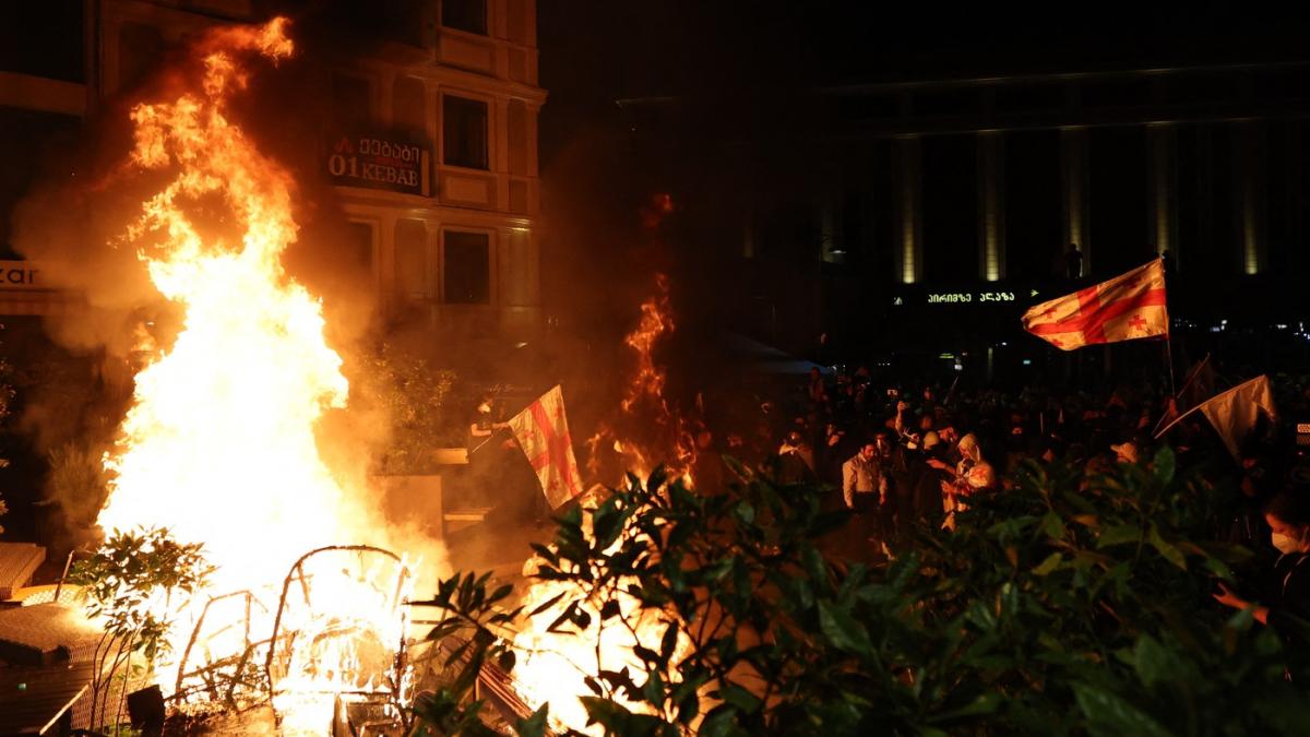 proteste uriase in georgia multimea a incercat sa forteze intrarea in palatul prezidential din tbilisi incepem revolutia steagurilor
