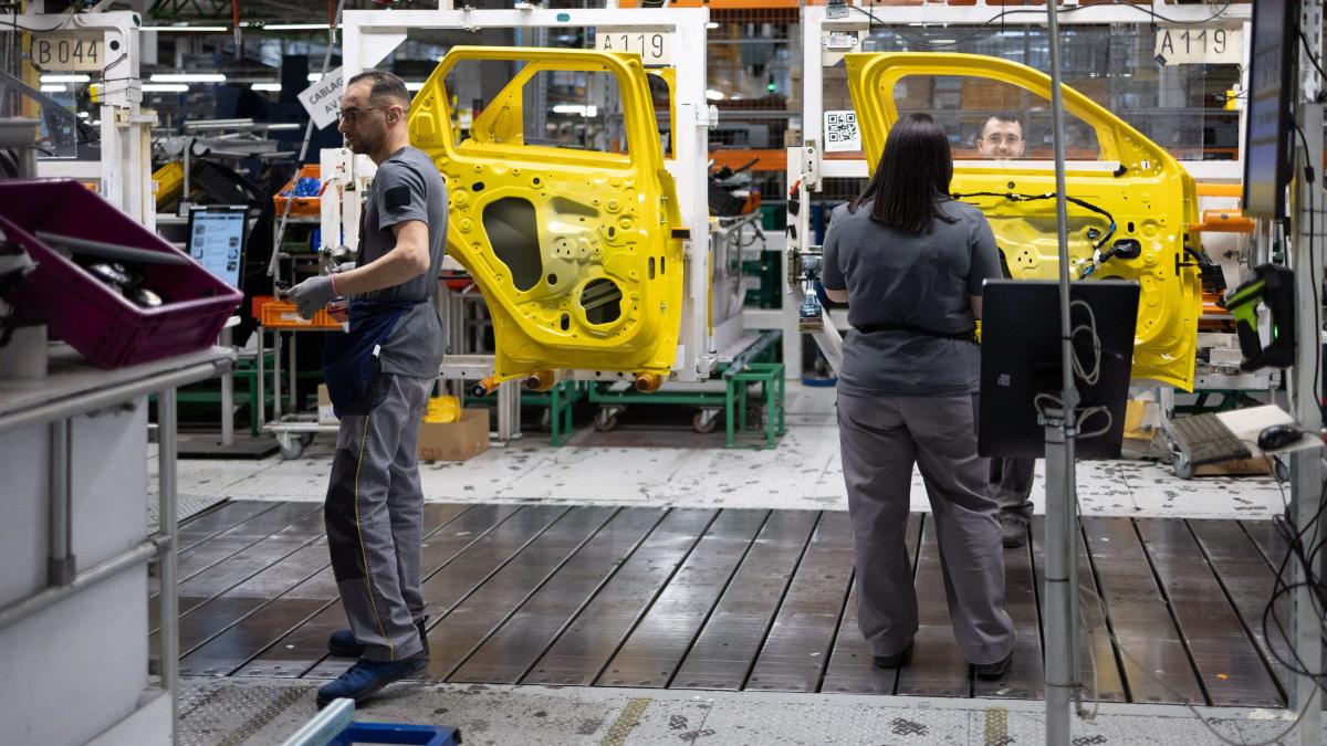 muncitori fabrică Renault