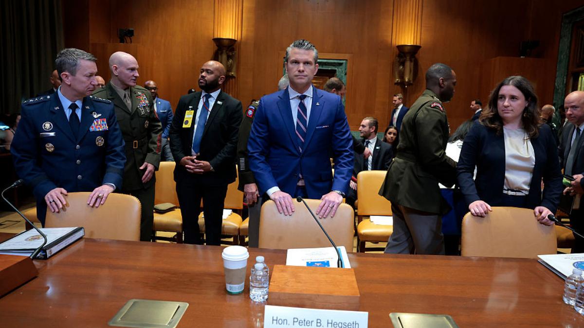 zgomot de scaune mutate la pentagon pete hegseth l a demis pe unul din cei mai influenti sefi de cabinet din us navy care e motivul