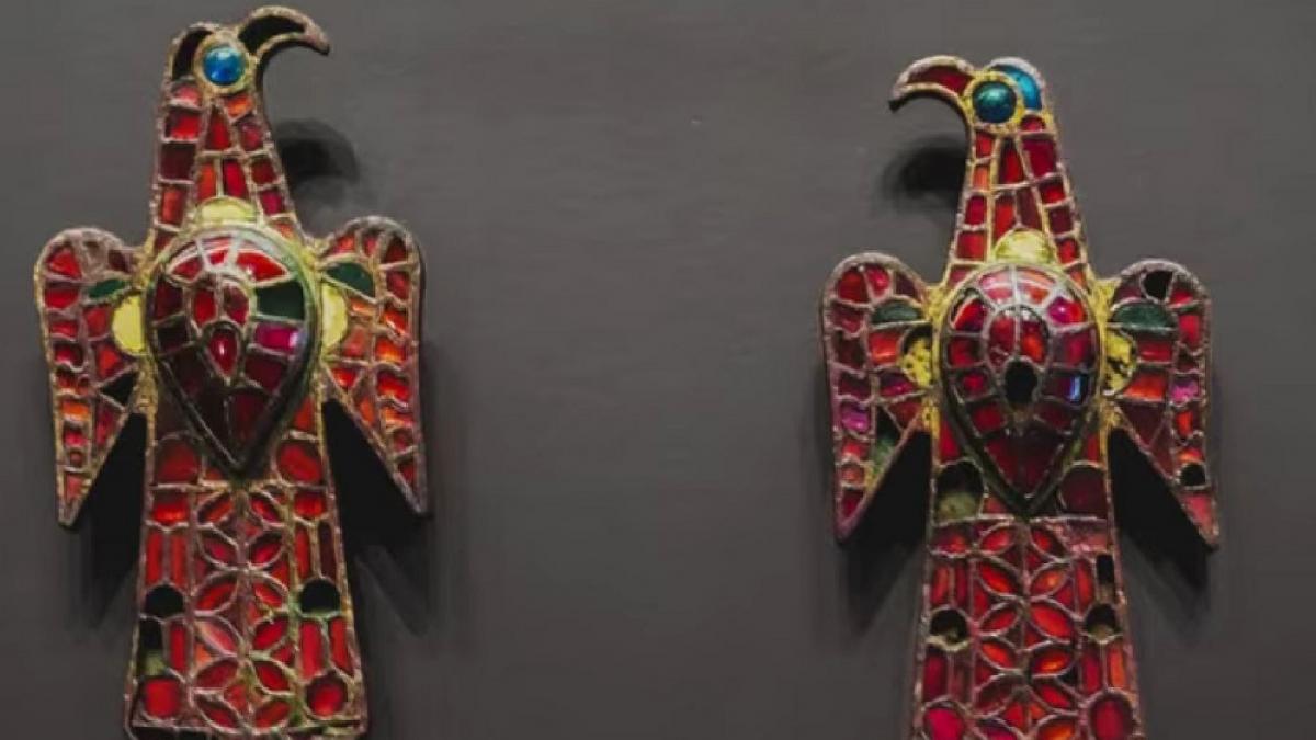 brose de aur in forma de vultur vechi de 1 500 de ani si impodobite cu pietre pretioase au fost descoperite in spania