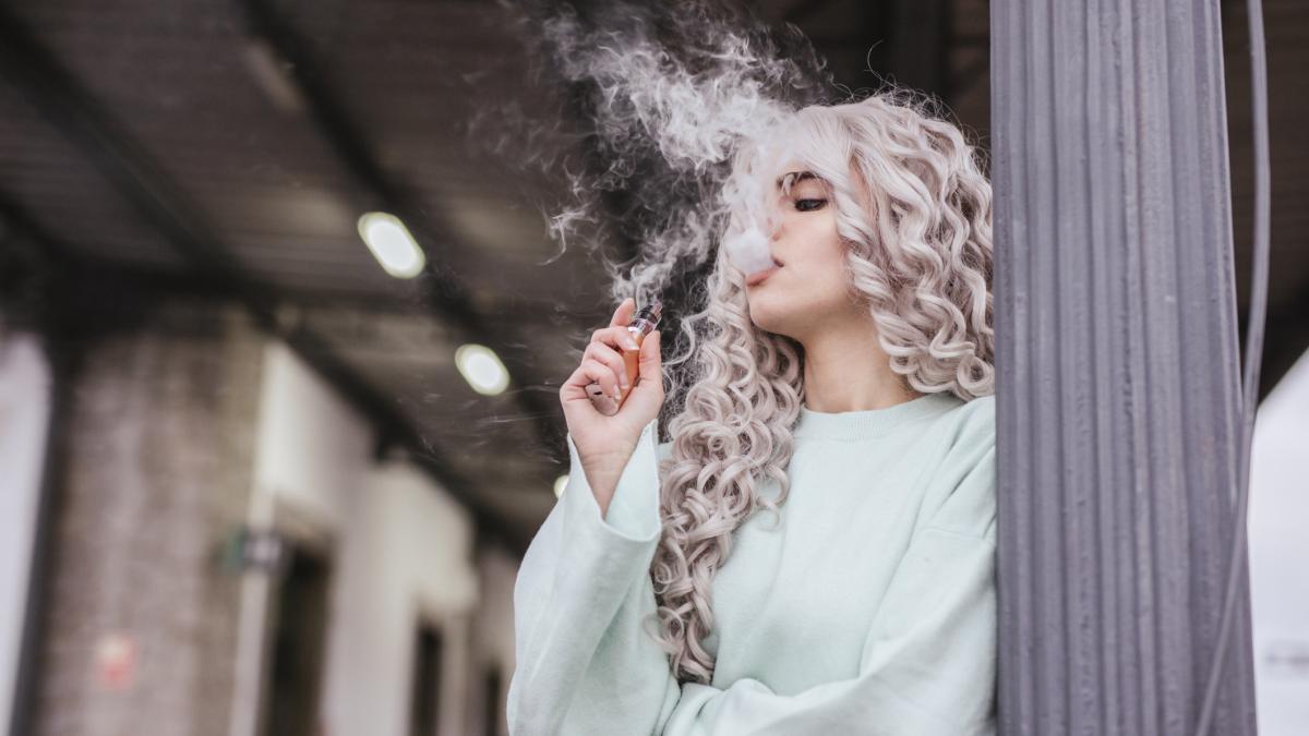 15 milioane de adolescenti fumeaza tigari electronice tinerii sunt de noua ori mai predispusi sa vapeze decat adultii