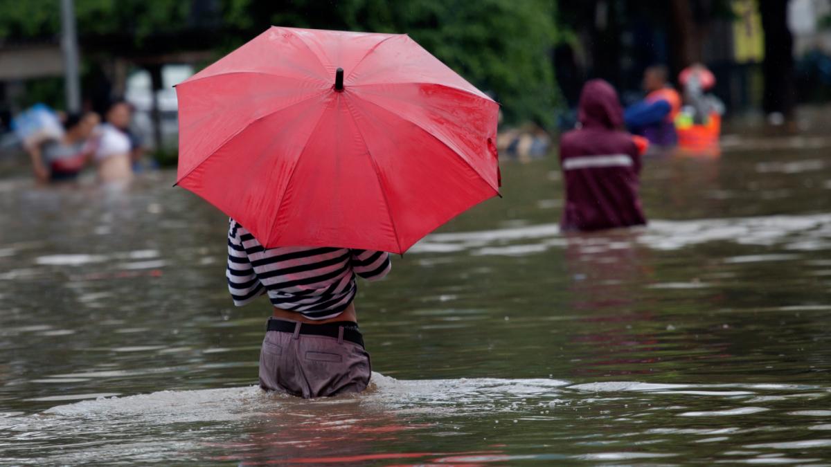 inundatii ploi barbat umbrela rosie
