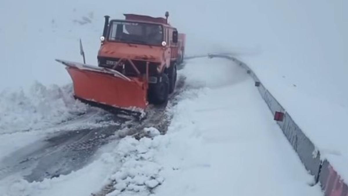 circulatia pe transalpina ramane inchisa din cauza ninsorilor stratul de zapada masoara 40 de centimetri