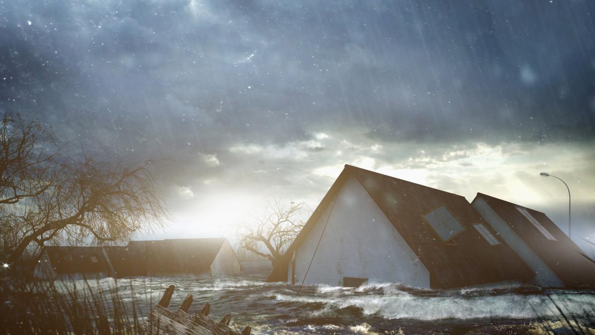 cod rosu de furtuni violente primarul din constanta le cere oamenilor sa isi faca provizii si sa ramana in case