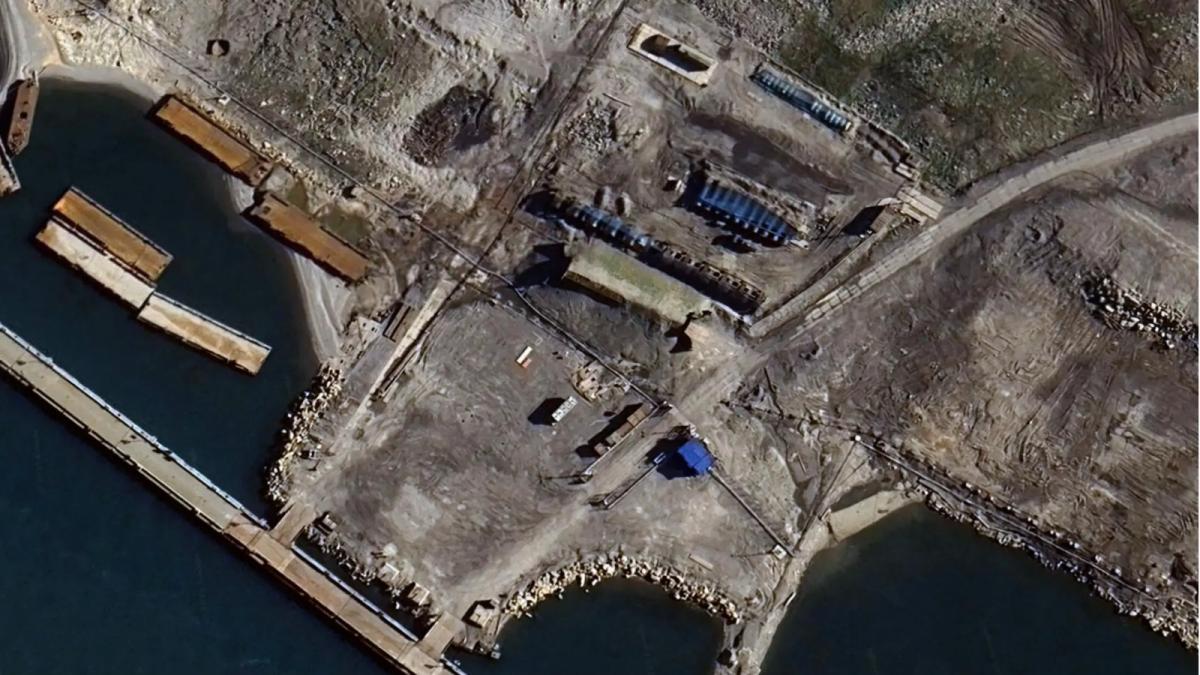 de ce isi acopera putin siturile nucleare din arctica cu plase metalice albastre imagini surprinse din satelit