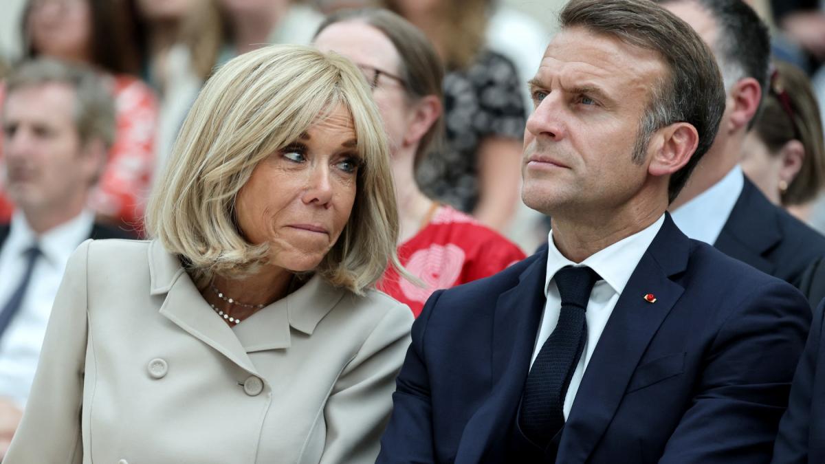 demisia lui lecornu arunca franta in criza politica macron se plimba ingrijorat cu telefonul in mana pe malul senei i se cere demisia