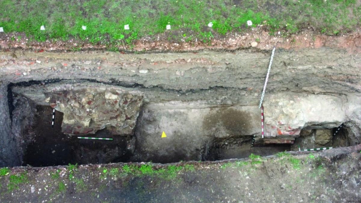 descoperire arheologica exceptionala la cetatea alba poarta sf gheorghe suprapune porta praetoria a castrului roman de la apulum