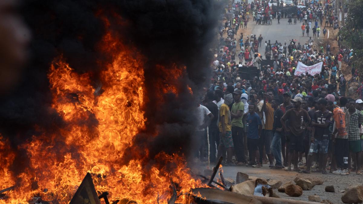 furia generatiei z din nepal pana in peru tinerii se mobilizeaza online si ies in strada pentru a darama guvernele