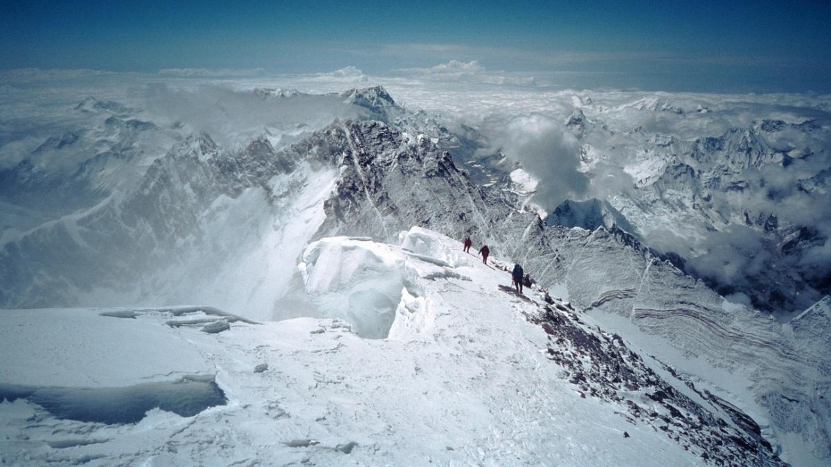 mobilizare impresionanta pentru salvarea turistilor blocati pe muntele everest sute de localnici si salvatori incearca sa ajunga la ei