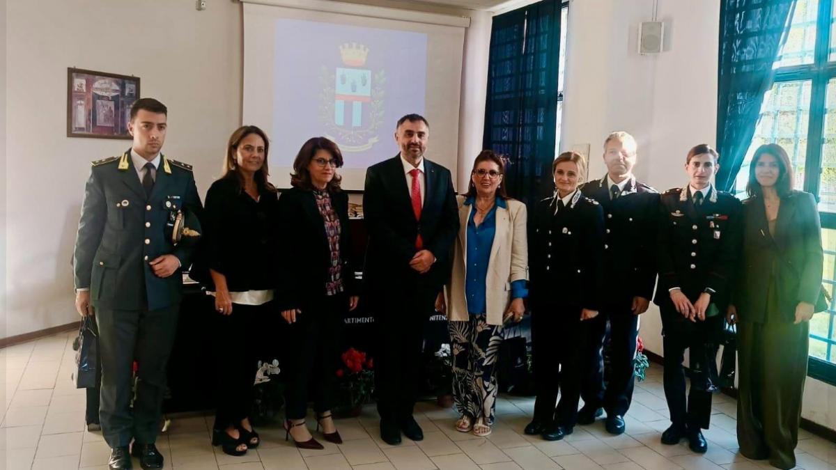 o inchisoare din napoli are biblioteca cu carti in limba romana