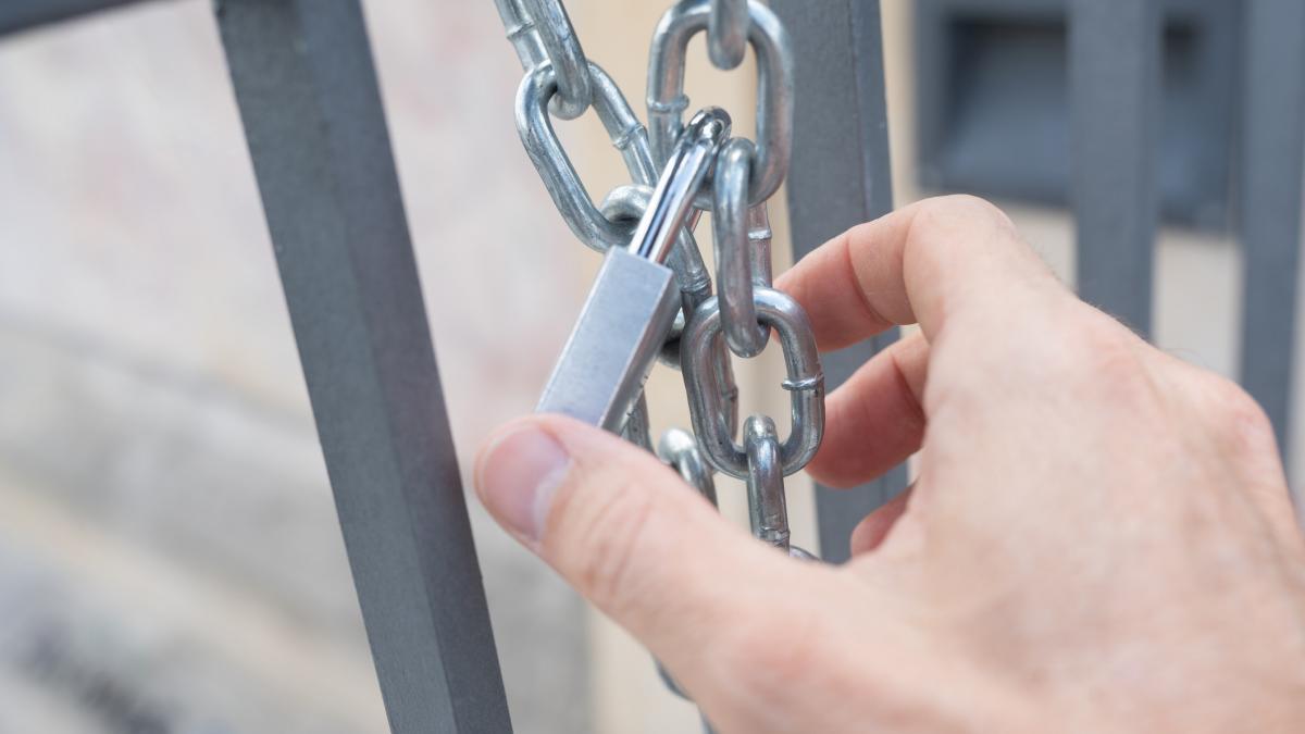 peste 13 000 de firme s au inchis in 2025 nu au mai facut fata taxelor si inflatiei cele mai multe sunt magazine si service uri