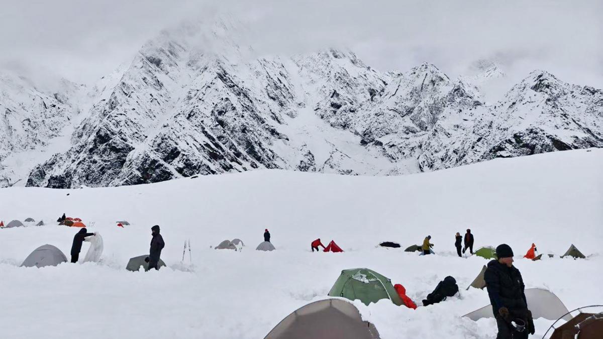 peste 200 de turisti sunt in continuare blocati pe muntele everest cei salvati descriu clipe teribile am avut noroc ca am scapat