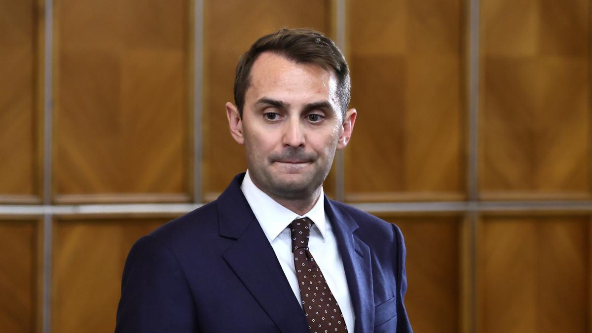 sindicalistii din guvern cer demisia lui mihai jurca seful cancelariei premierului este campion la fentat legislatia nu la reforma
