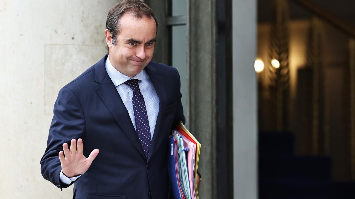 situatie incredibila in franta ministrii demisi la o zi dupa ce au fost numiti vor beneficia de indemnizatie de fost ministru