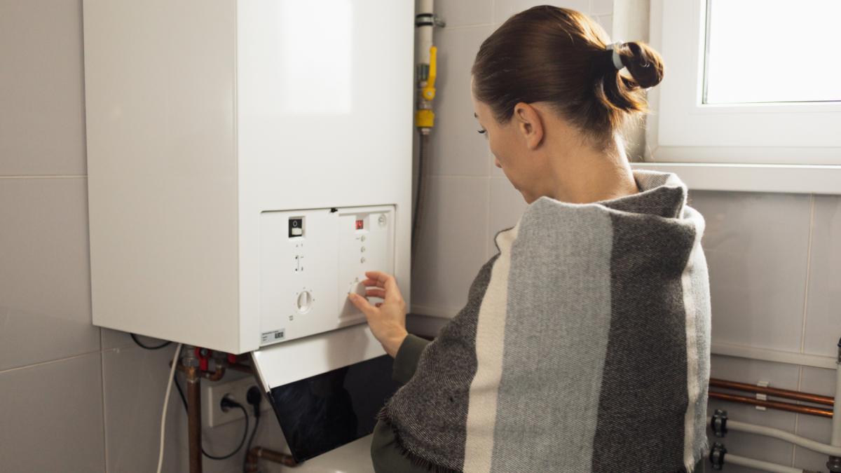 femeie imbracata gros locuinta centrala termica pe gaz