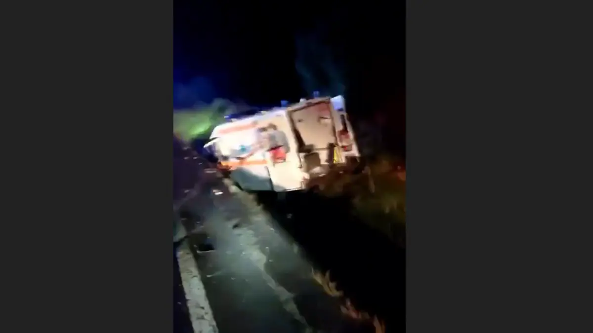 un accident grav a avut loc pe dn1 o ambulanta si o masina s au ciocnit violent pacienta a murit