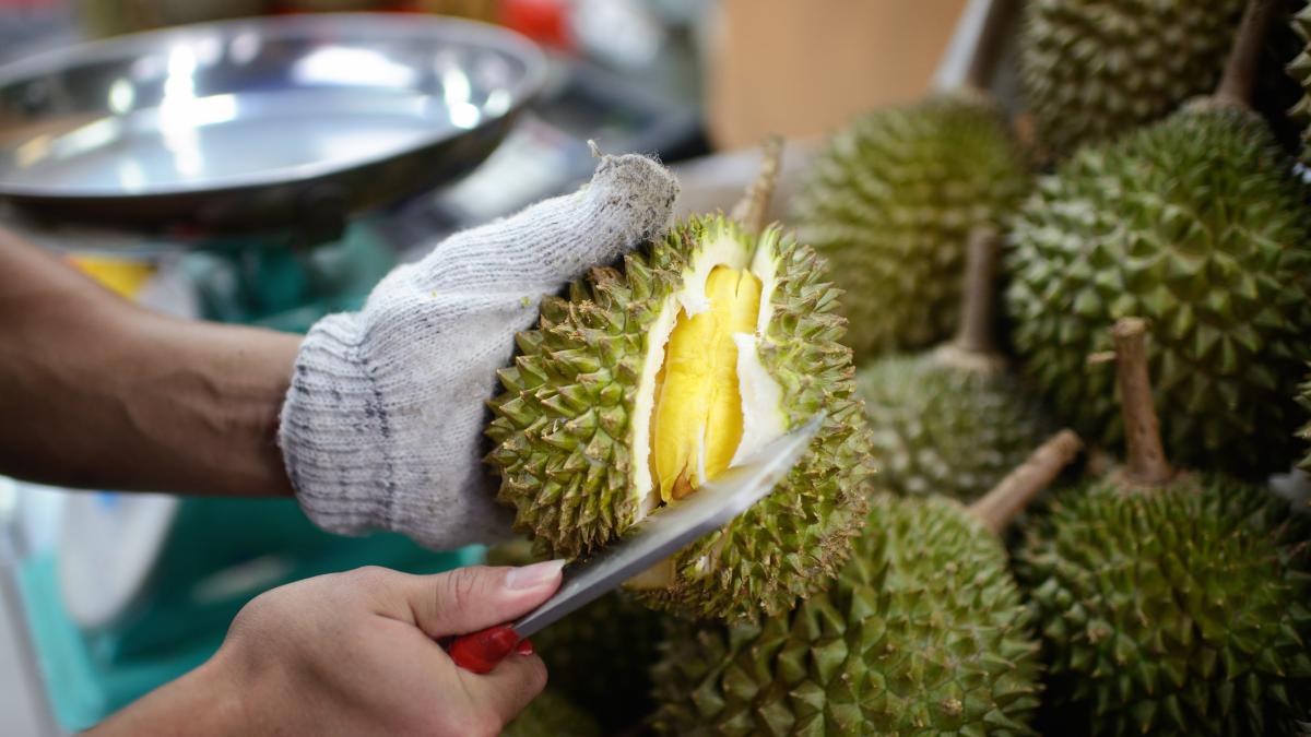 un magazin asiatic s a aprovizionat cu fructe de durian vecinii au crezut ca e o scurgere de gaze si au chemat pompierii de 4 ori