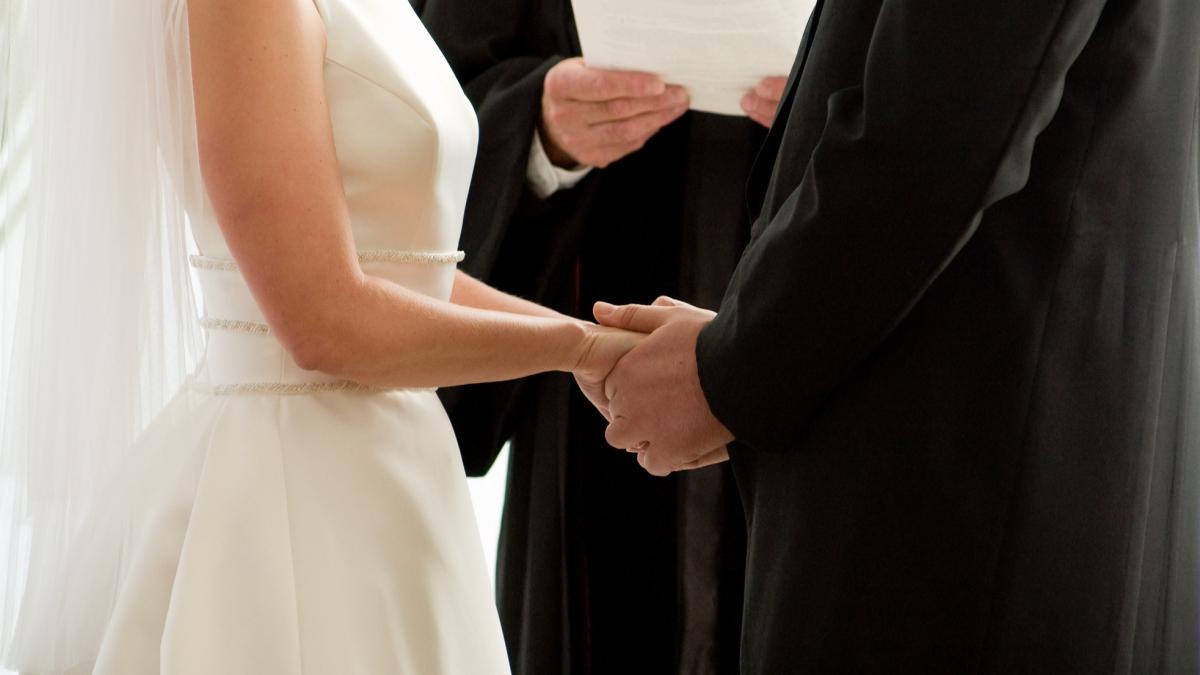 un preot din italia a uitat sa inregistreze o casatorie cuplul s a trezit intr o situatie ciudata cand s a dus sa divorteze