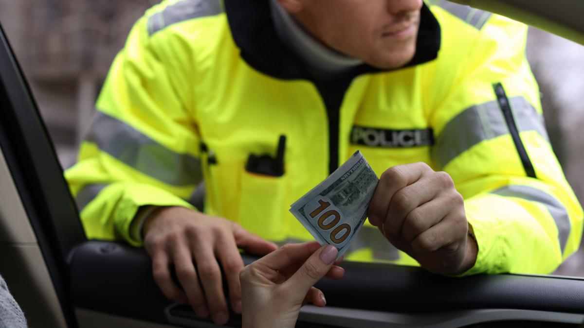 un sofer a mituit cu 55 000 de lei un barbat care se dadea drept politist pentru a scapa de un dosar penal