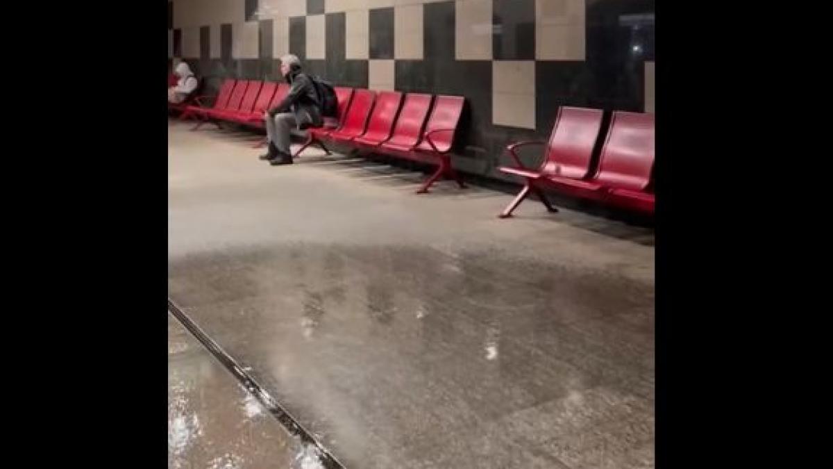 ploaie torentiala si in statia de metrou eroilor calatorii nevoiti sa ocoleasca baltile formate pe peroane