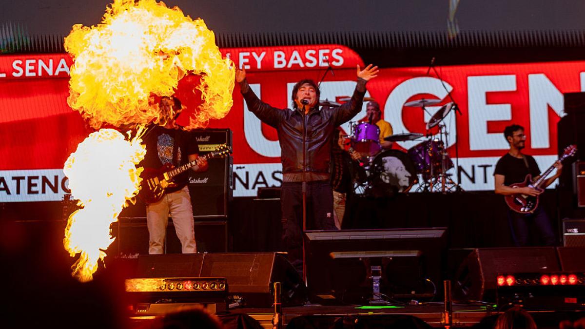 presedintele argentinei javier milei a sustinut un concert rock in fata a 15 000 de oameni pentru a si salva campania electorala