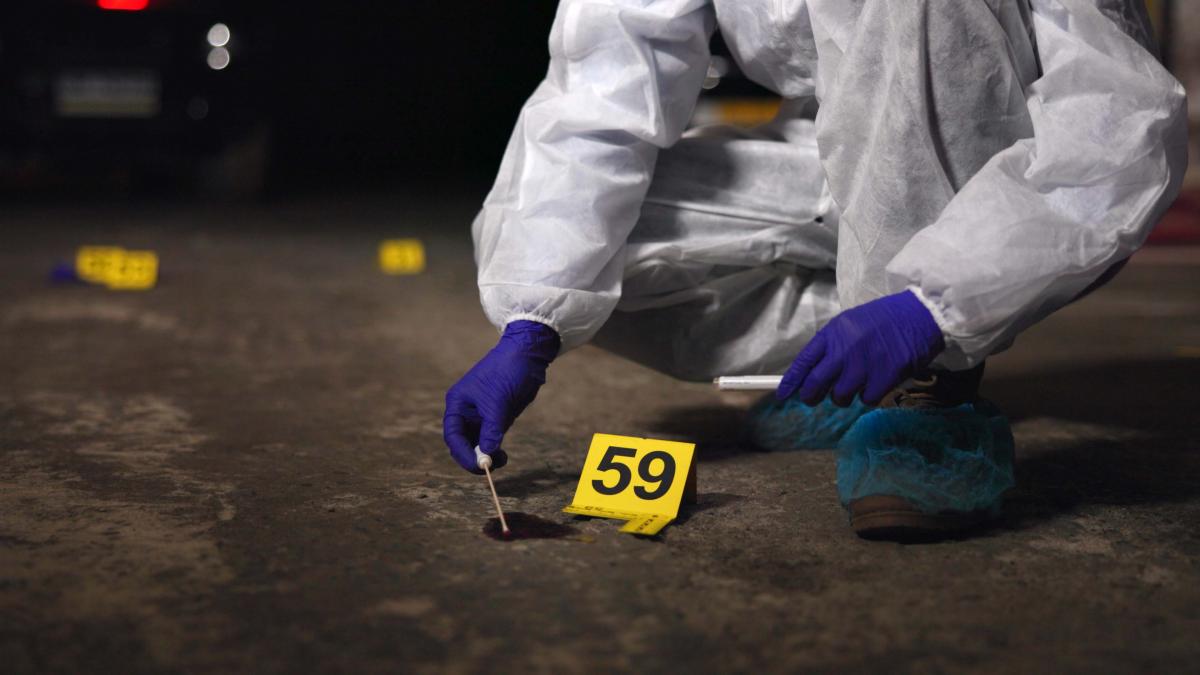 criminalist aduna probe de la locul crimei