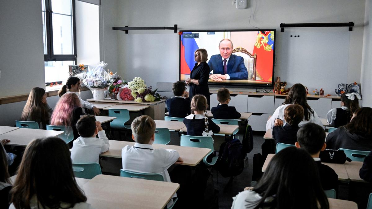 tata poate totul propaganda desantata in gradinite si scoli din toata rusia de ziua lui putin