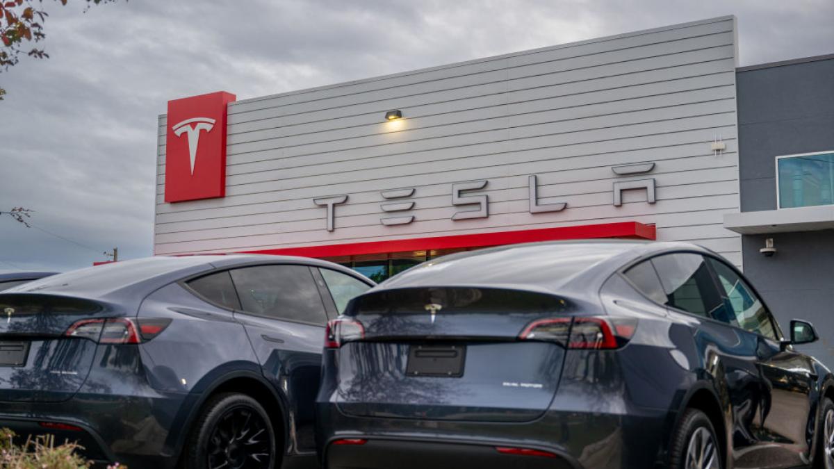 tesla a lansat versiuni mai accesibile pentru model 3 si model y cu cat sunt mai ieftine modelele standard fata de cele premium