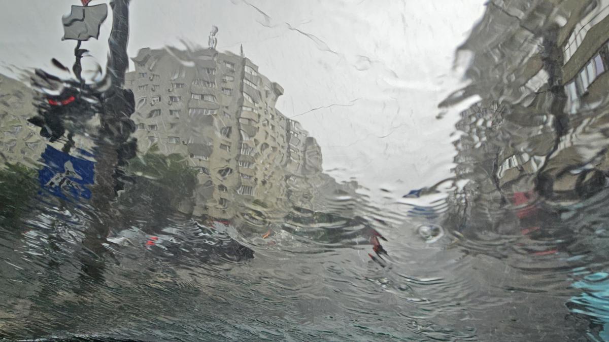 toate structurile din subordinea pmb in alerta din cauza codului rosu de ploi locuitorii capitalei sunt sfatuiti sa evite deplasarile