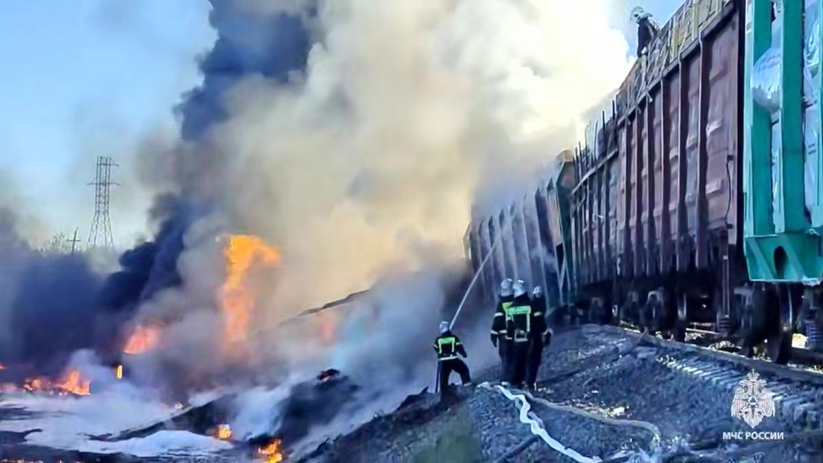 un tren care transporta tehnica militara in rusia a explodat este suspectata o operatiune a partizanilor