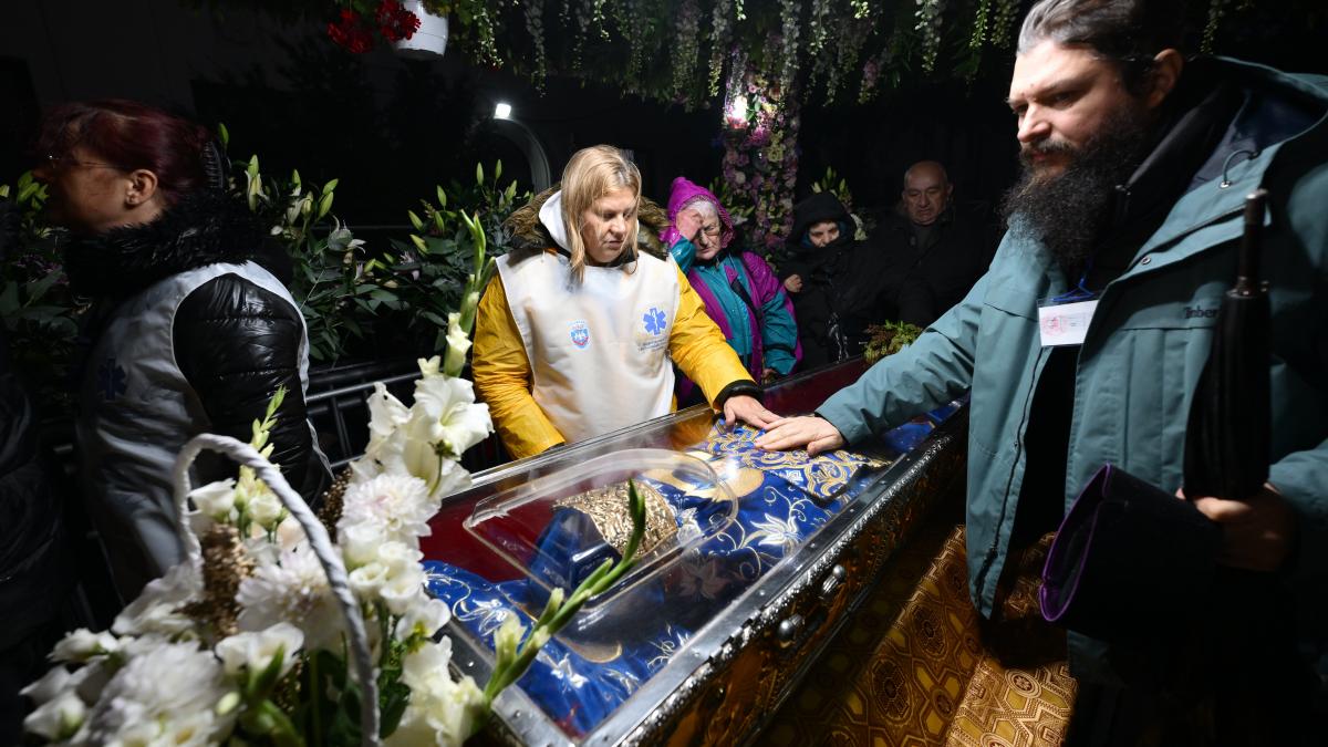 a inceput pelerinajul sfintei parascheva la iasi mii de oameni stau la coada timpul de asteptare estimat la 20 de ore